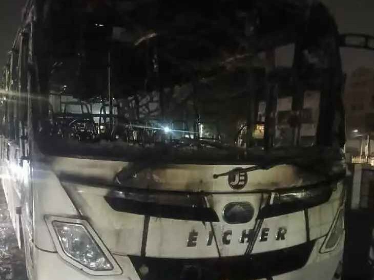 బస్సు దగ్ధం.. తప్పిన పెను ప్రమాదం