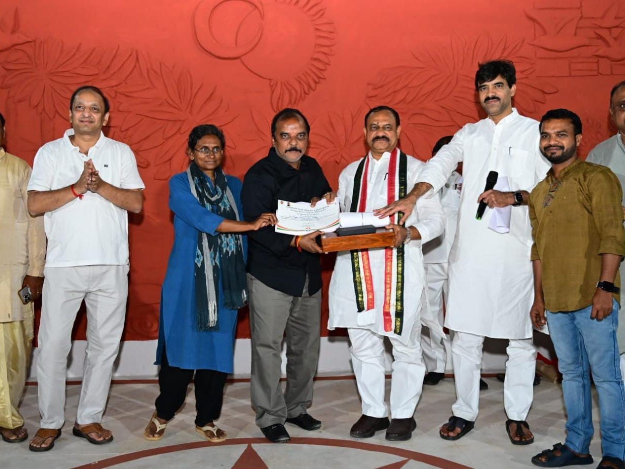 కాంగ్రెస్ పార్టీ బలోపేతానికి కృషి చేయాలి: TPCC చీఫ్