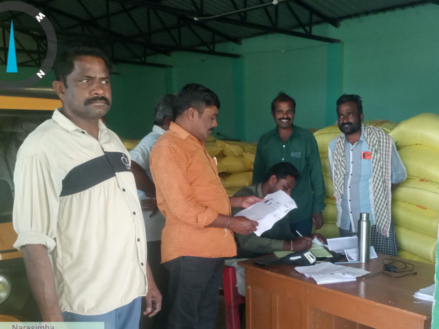 రైతులకు పీఎసీఎస్ సీఈవో సూచన