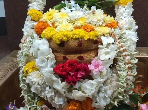 చతుర్దశి ప్రత్యేక పూజలు అందుకున్న నీలకంటేశ్వర స్వామి