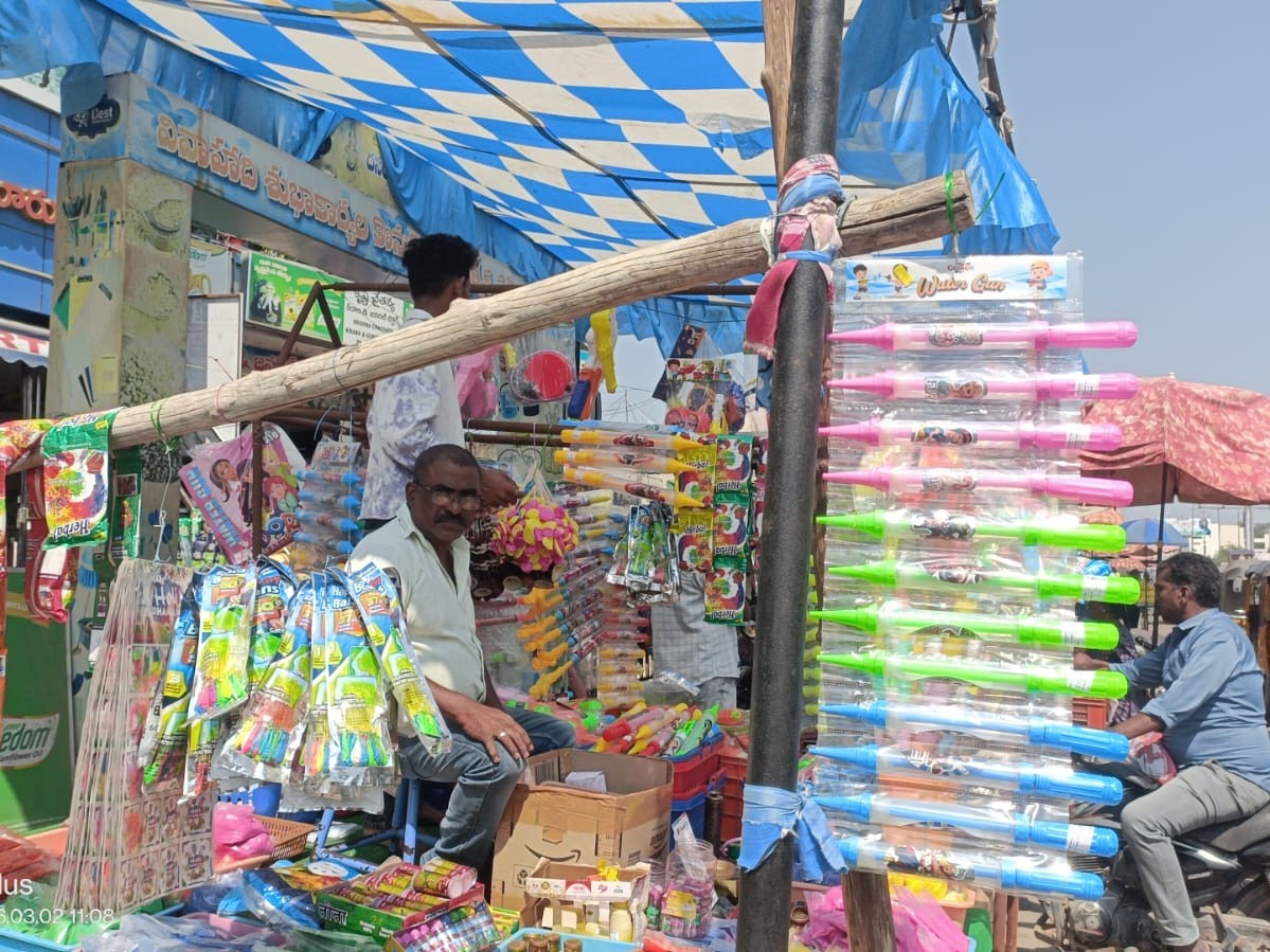 నిర్మల్ పట్టణంలో  హోలీ సందడి