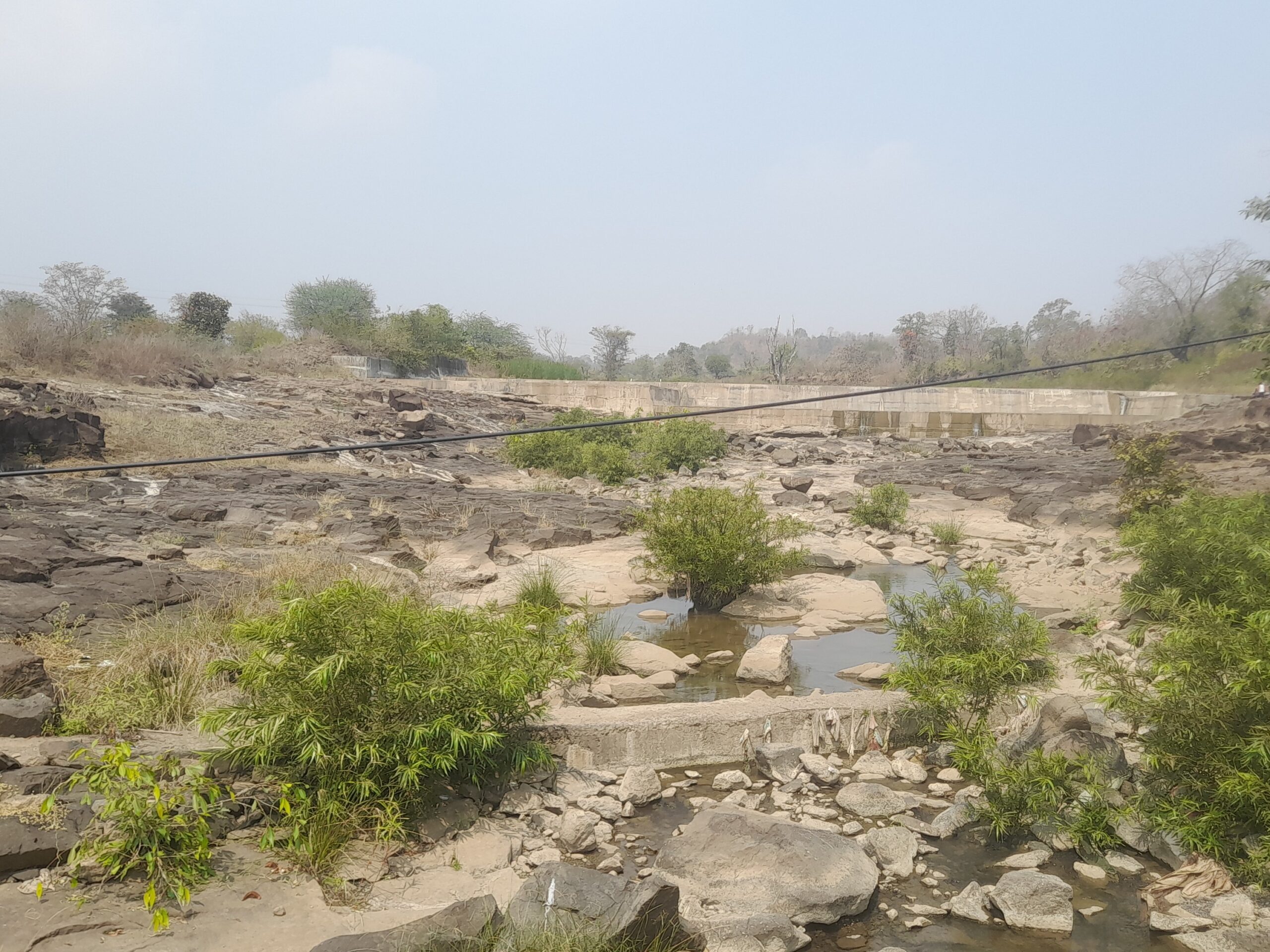 నార్నూరులో ఎండిపోతున్న వాగులు