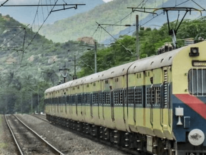 గంటకుపైగా నిలిచిన ట్రైన్.. ప్రయాణికుల అసంతృప్తి