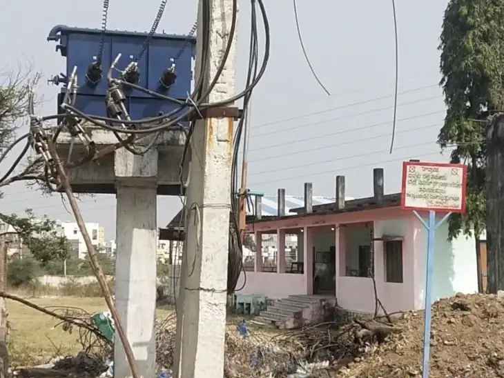 ప్రమాదకరంగా ట్రాన్స్ ఫార్మర్ ఫ్యూజ్ వైర్లు