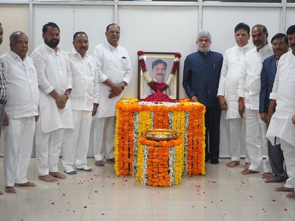 దుద్దిళ్ల శ్రీపాదరావుకు నివాళులర్పించిన మంత్రి