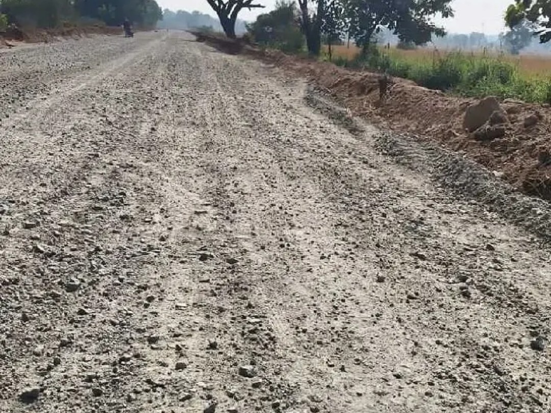 కంకర రోడ్డుతో ప్రజలు తీవ్ర ఇబ్బందులు