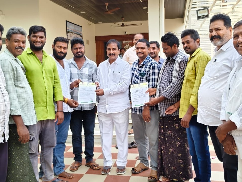 జగ్గయ్యపేటలో సీఎంఆర్ఎఫ్ చెక్కులు పంపిణీ చేసిన ఎమ్మెల్యే