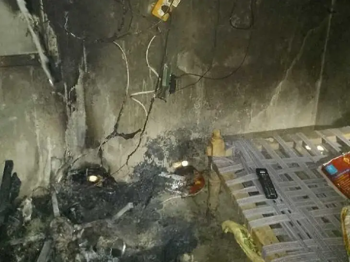 విద్యుత్ షార్ట్ సర్క్యూట్‌తో ఇల్లు దగ్ధం