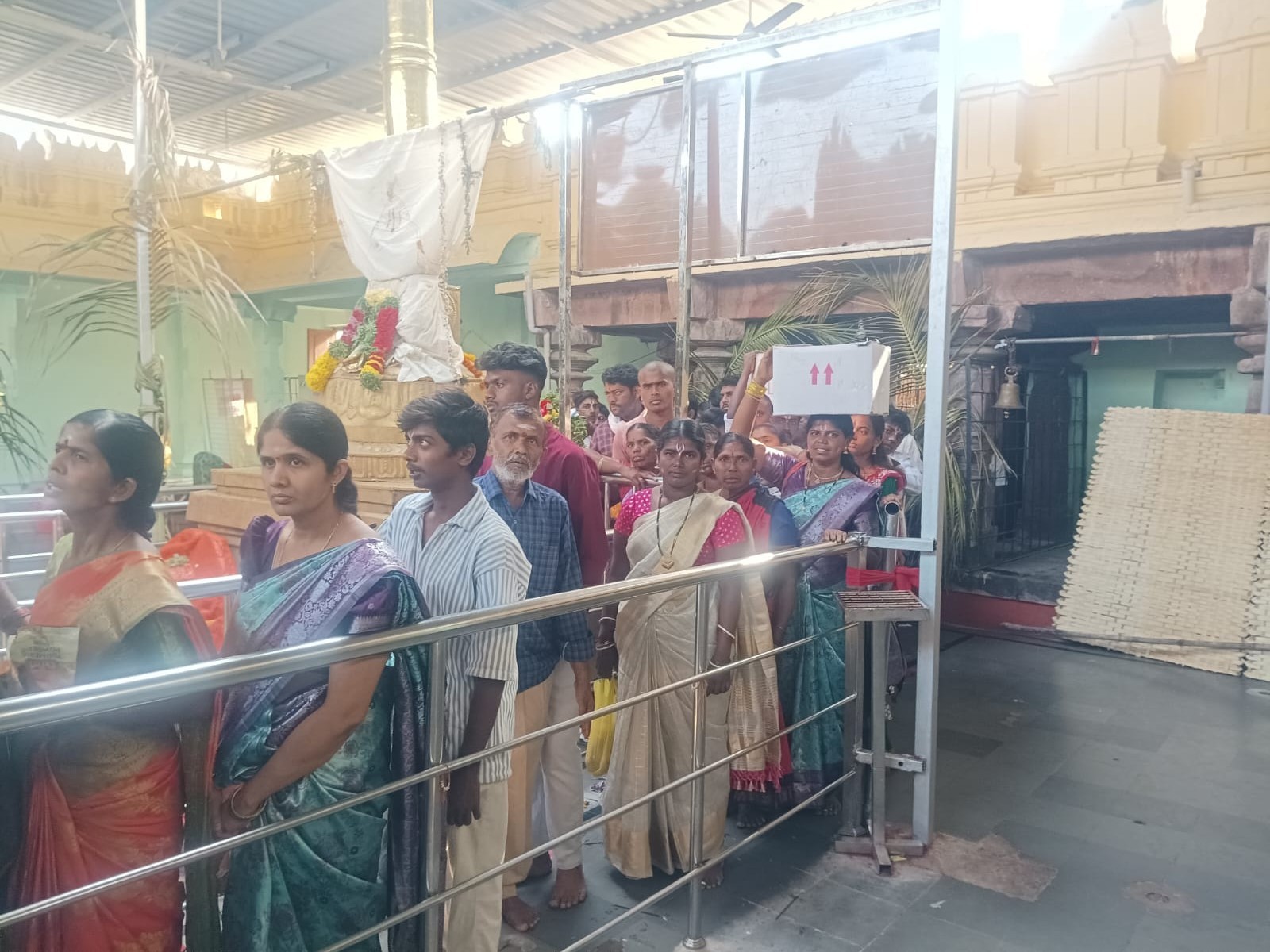 భక్తులతో కిటకిటలాడిన ధర్మపురి క్షేత్రం