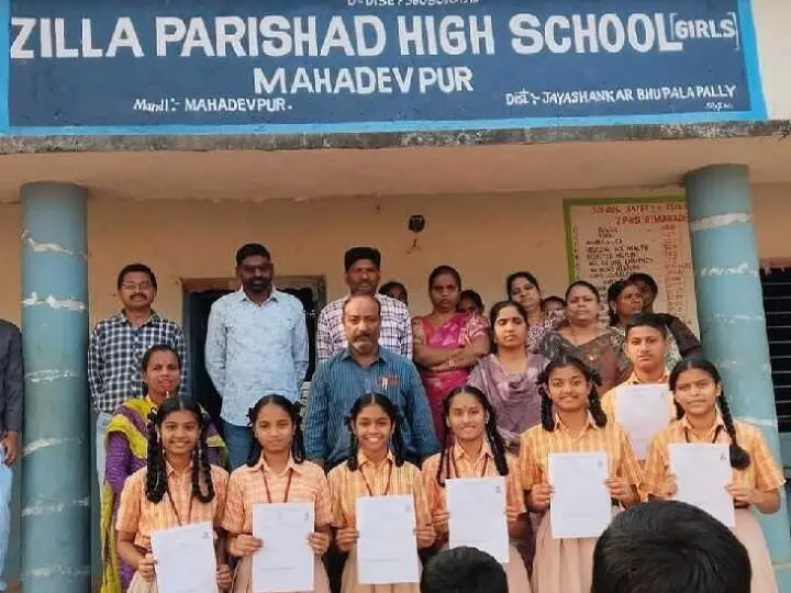 విద్యార్థులను అభినందించిన పాఠశాల HM