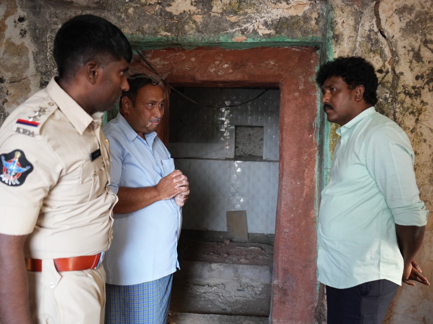 ‘నిందితులను త్వరగా పట్టుకోవాలి’