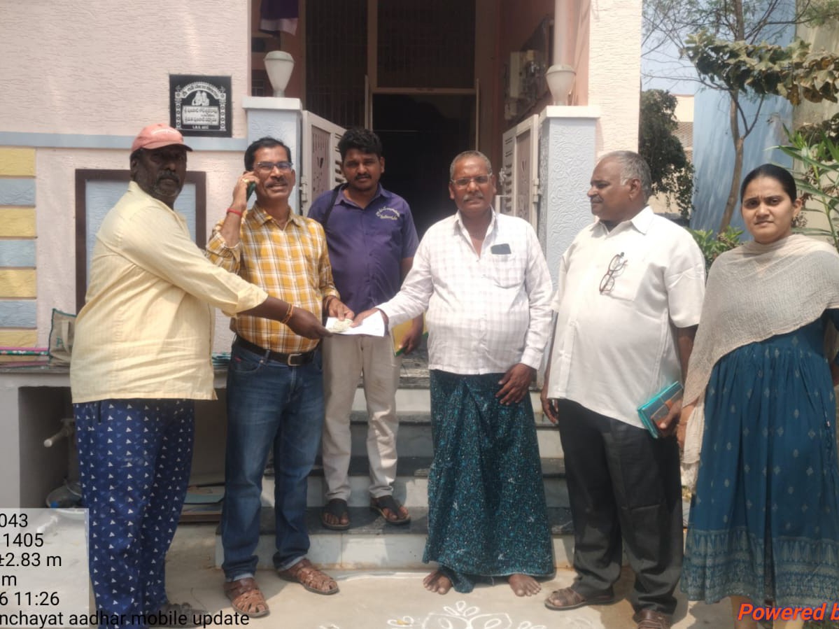 పన్ను వసూలు కార్యక్రమంలో పాల్గొన్న ఎంపీడీవో