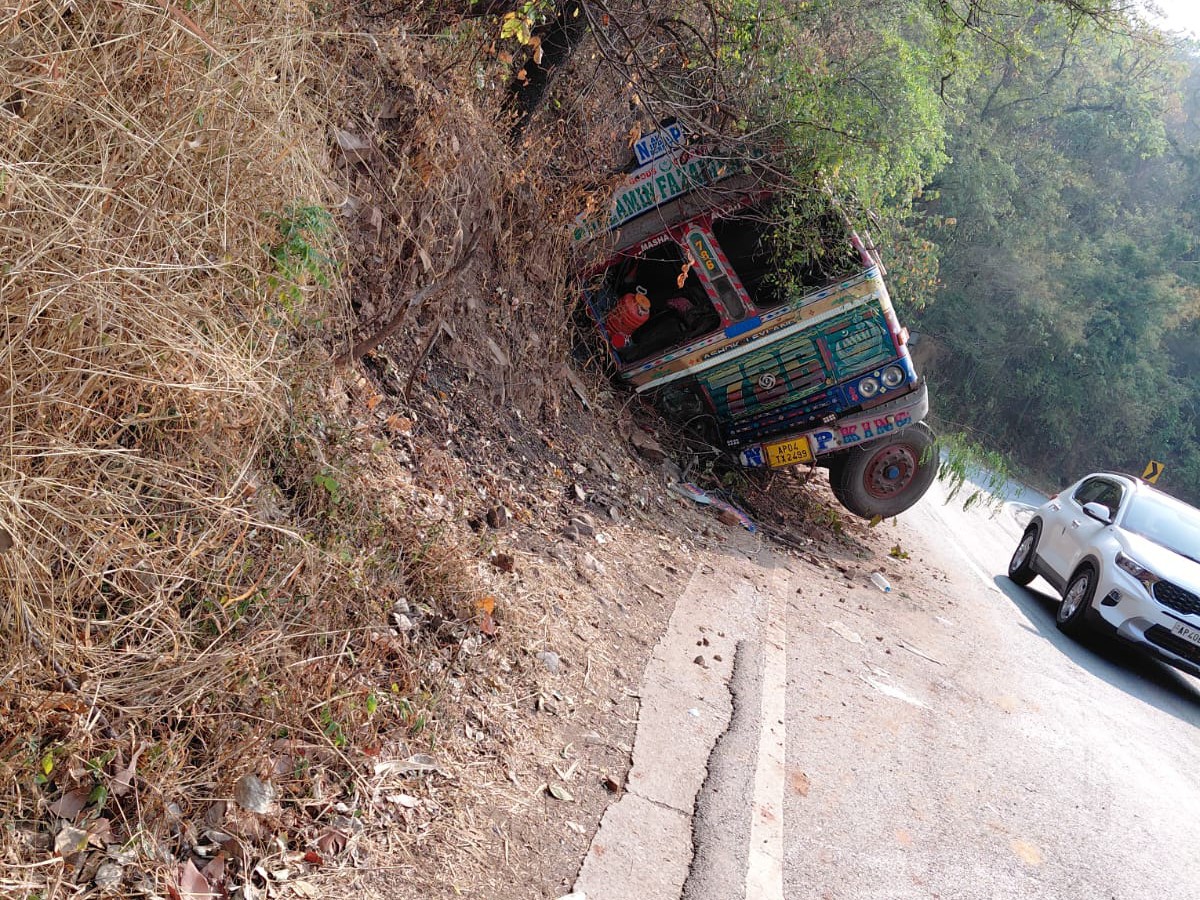 గిద్దలూరులో అదుపు తప్పి లారీ బోల్తా