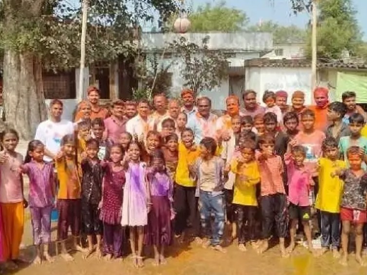 అమ్దాపూర్‌ గ్రామంలో హోలీ సంబరాలు