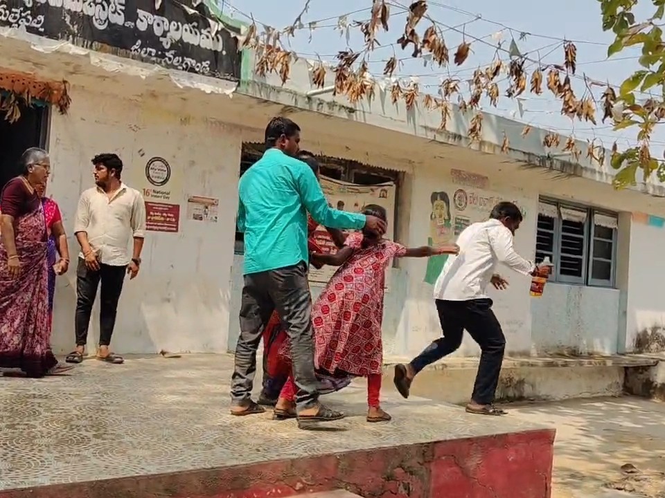 ఎమ్మార్వో కార్యాలయంలో రైతు ఆత్మహత్యాయత్నం…