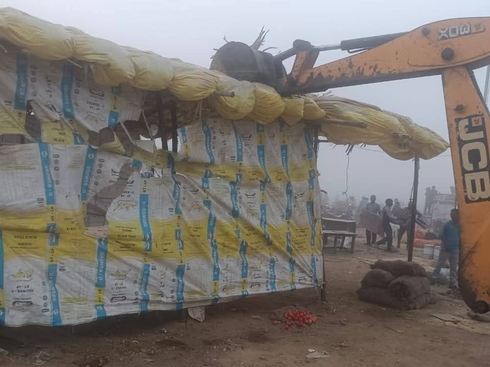 గుంటూరులో అక్రమ కూరగాయల దుకాణాల తొలగింపు