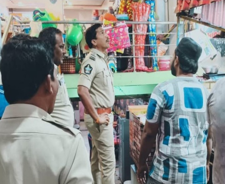 కిరాణా షాపుల్లో తనిఖీలు నిర్వహించిన ఎస్సై
