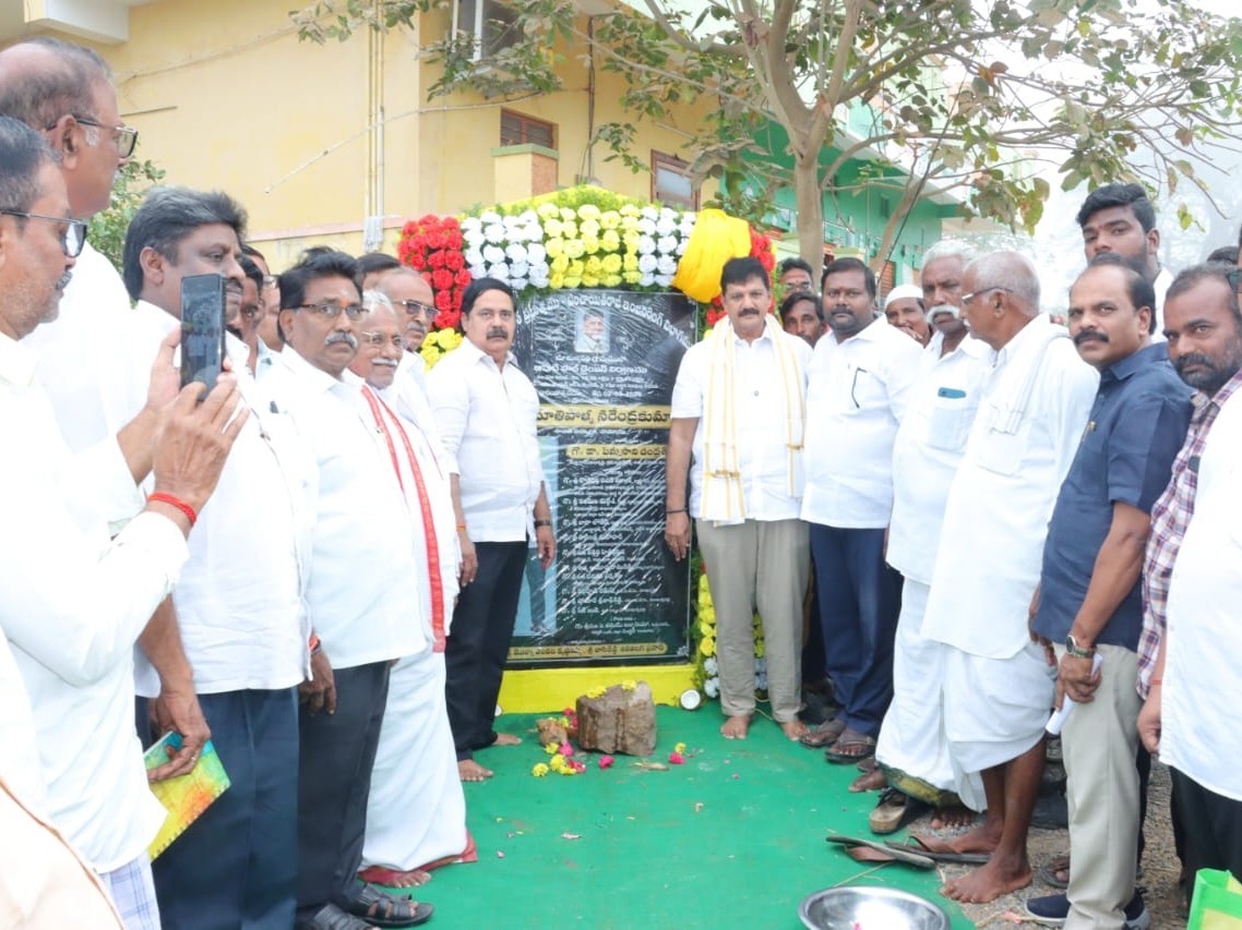 పొన్నూరులో సీసీ డ్రైన్లను ప్రారంభించిన ఎమ్మెల్యే