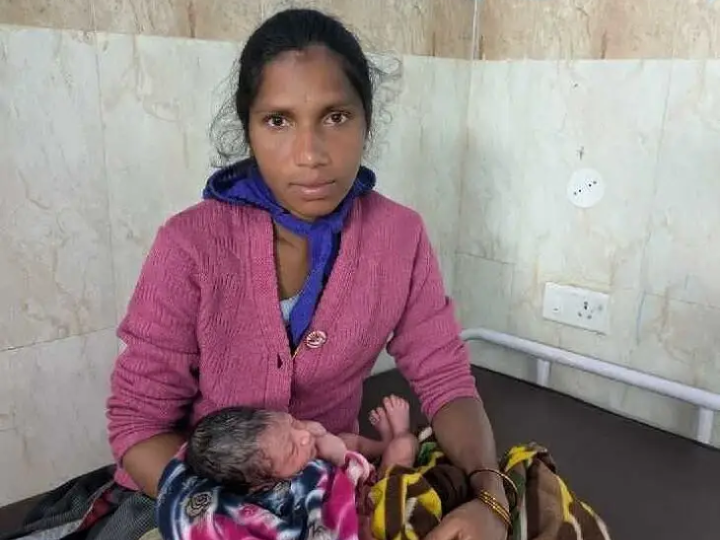 అంబులెన్సులో మగ బిడ్డ జననం