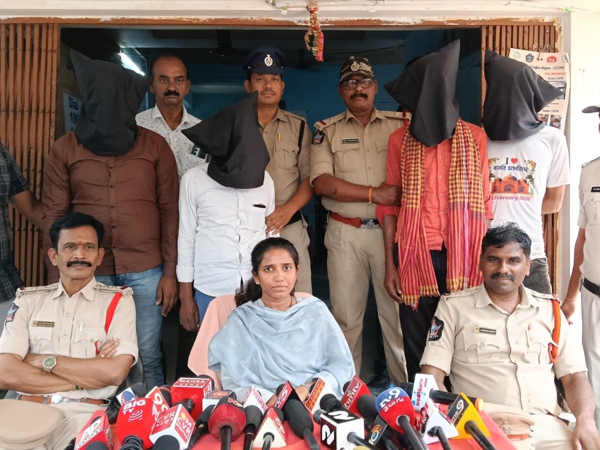 ప్రైవేట్ లాడ్జీలలో తనిఖీలు.. గంజాయి స్వాధీనం