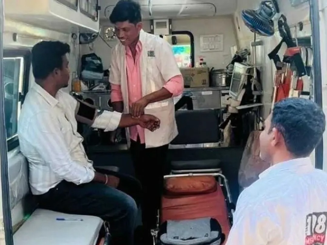 అంబులెన్స్‌ను తనిఖీ చేసిన కో-ఆర్డినేటర్