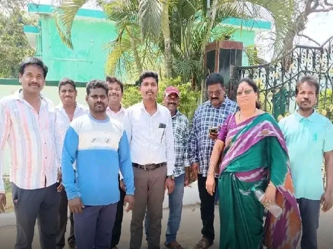 ‘రోడ్డు నిర్మించి సమస్య పరిష్కరించాలి’