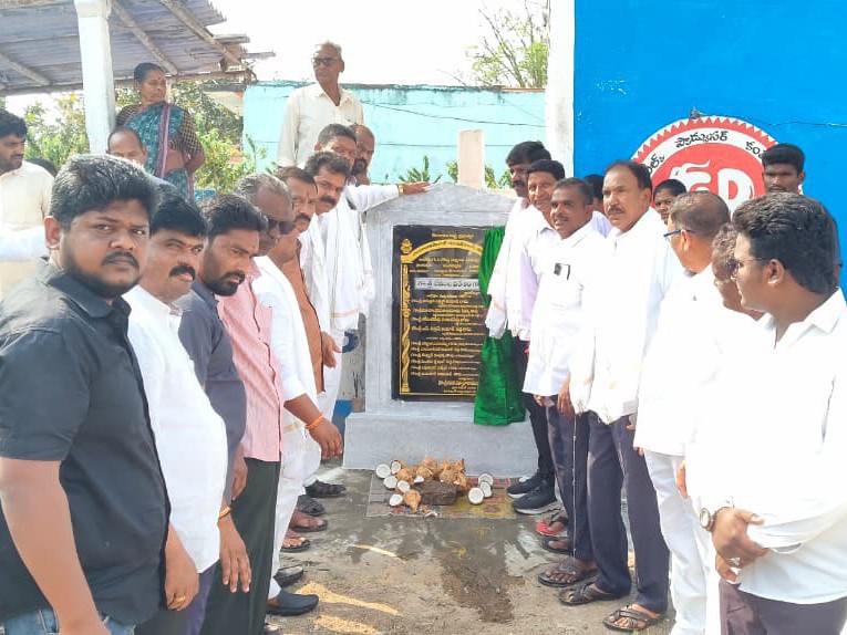 30 లక్షలతో అభివృద్ధి పనులకు శంకుస్థాపన