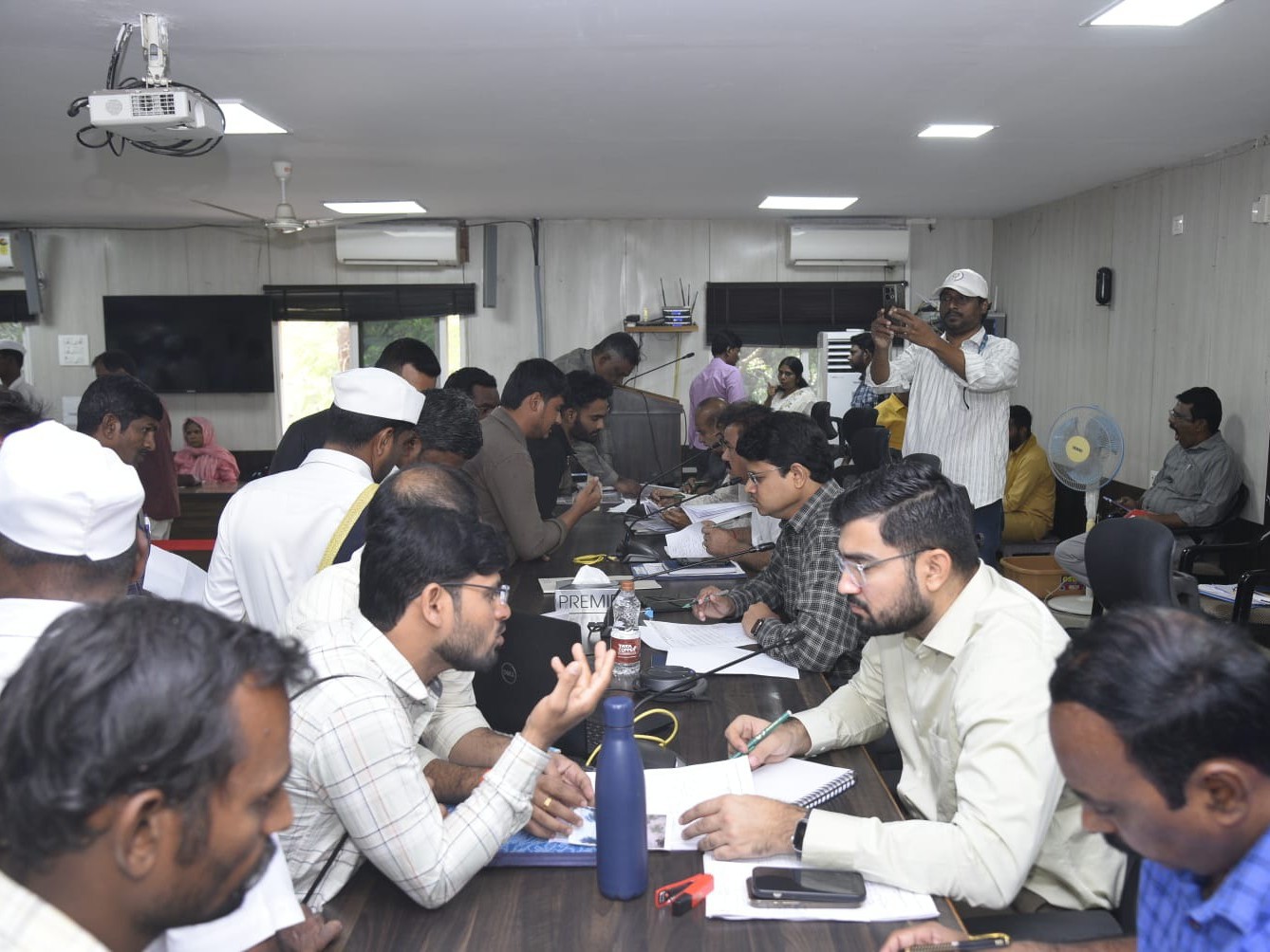 కలెక్టరేట్‌లో అర్జీలు స్వీకరించిన జాయింట్ కలెక్టర్