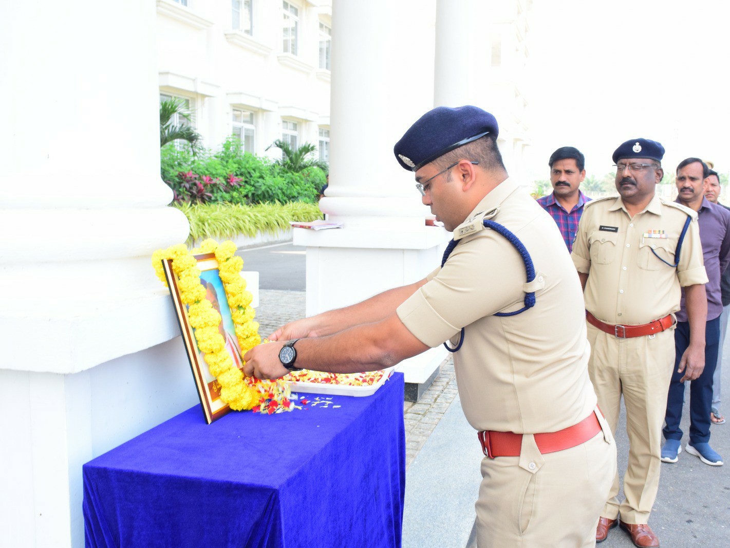 పోలీస్ కార్యాలయంలో శ్రీపాదరావు జయంతి వేడుకలు