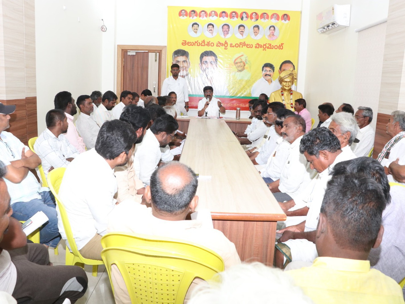 టీడీపీ నాయకులతో సమావేశమైన ఎమ్మెల్యే