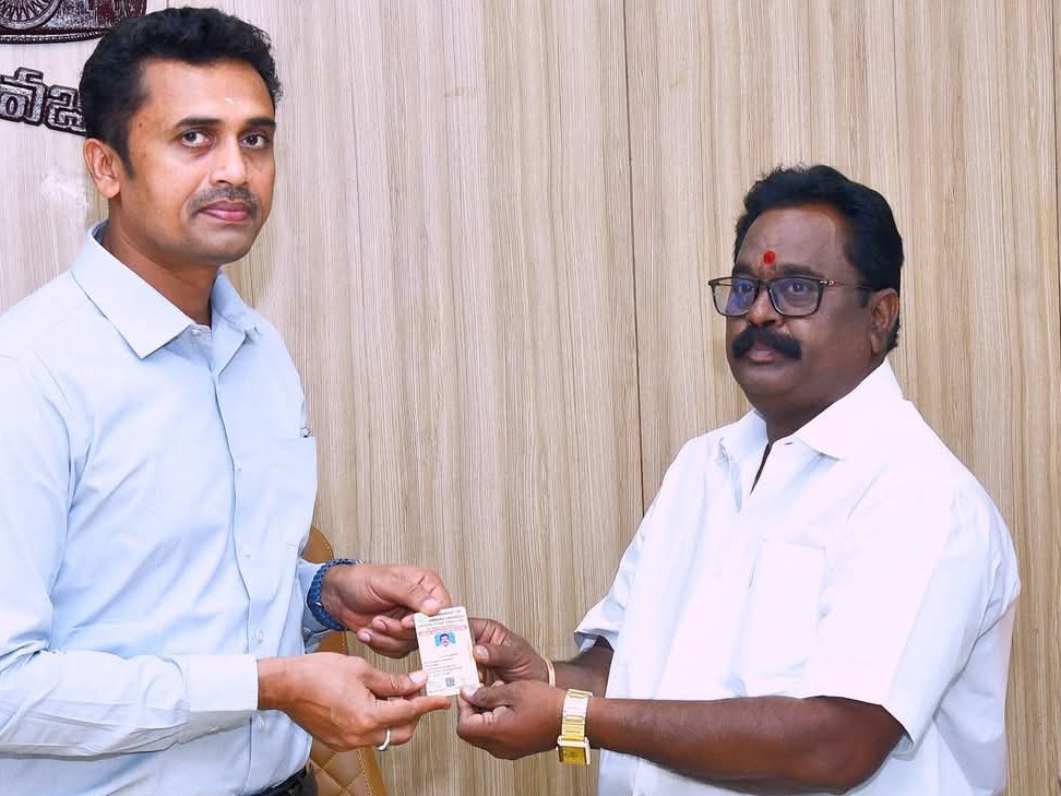 జర్నలిస్టు అక్రిడిటేషన్ కార్డు అందజేసిన కలెక్టర్