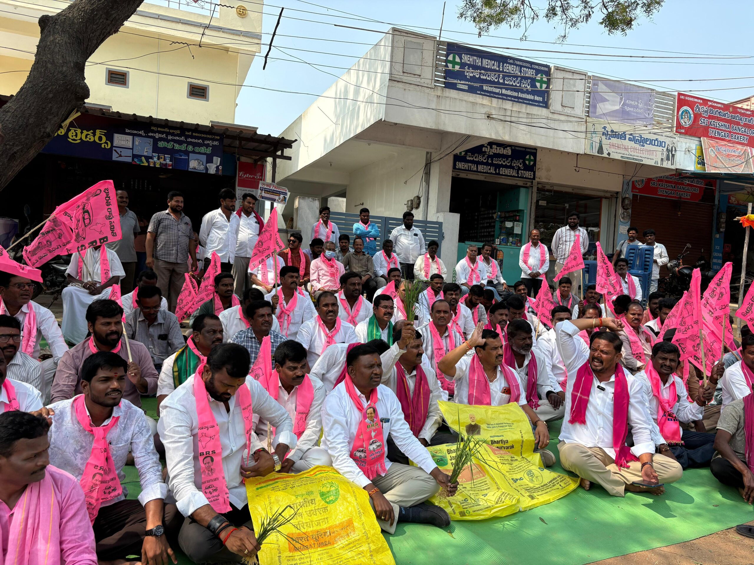 యూరియా కోసం బీఆర్ఎస్ ధర్నా..