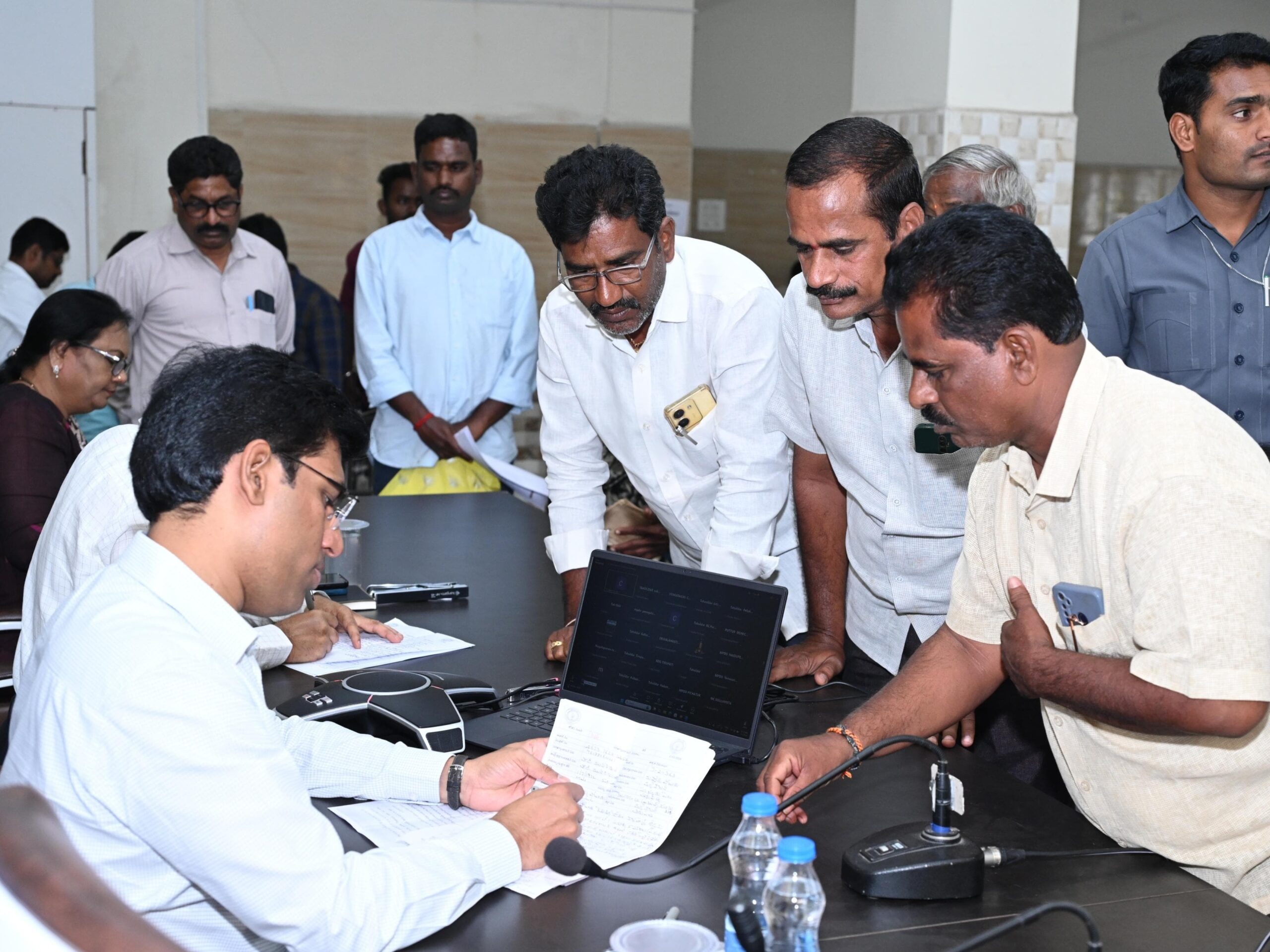 ప్రజా వేదికలో అర్జీలు స్వీకరించిన కలెక్టర్