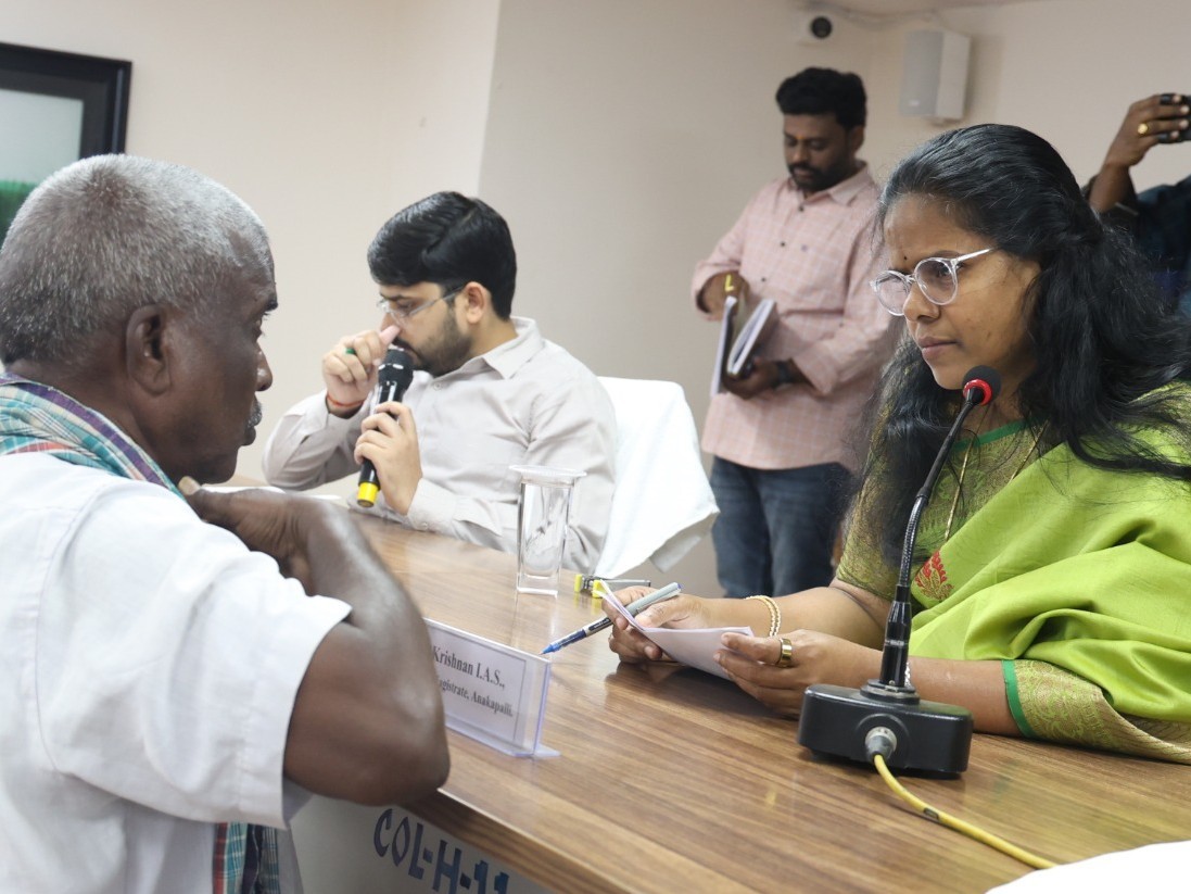 పీజీఆర్ఎస్‌లో అర్జీలను స్వీకరించిన కలెక్టర్