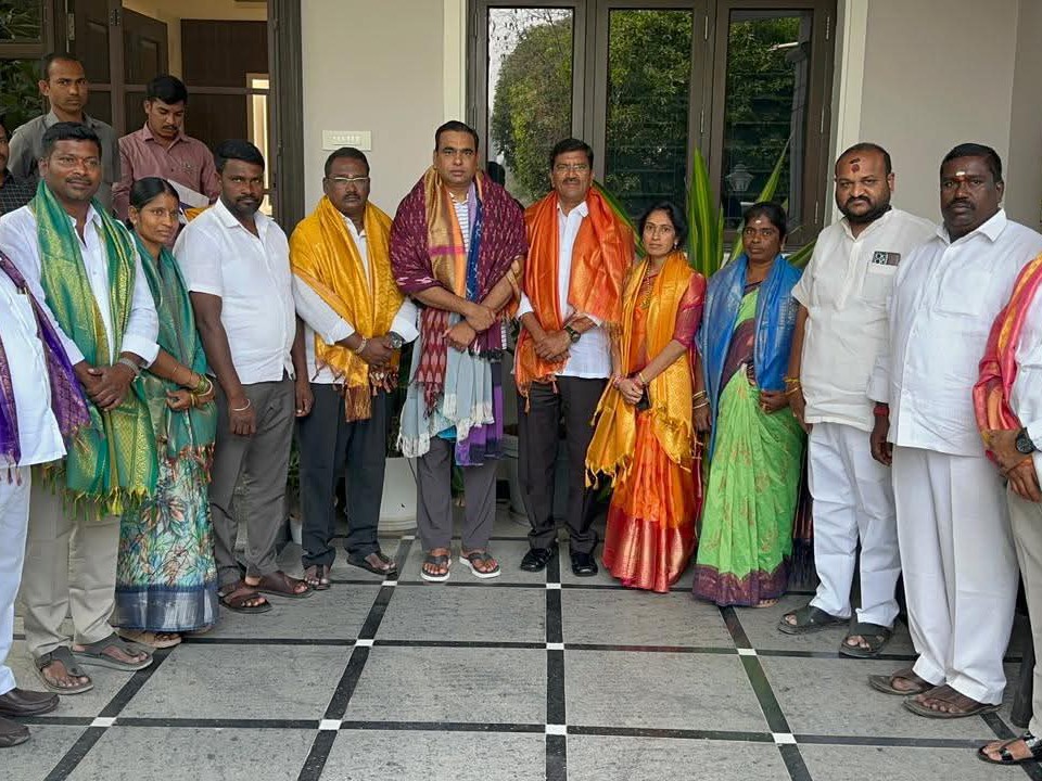 ఎంపీని కలిసిన పోచంపల్లి పాలకవర్గం