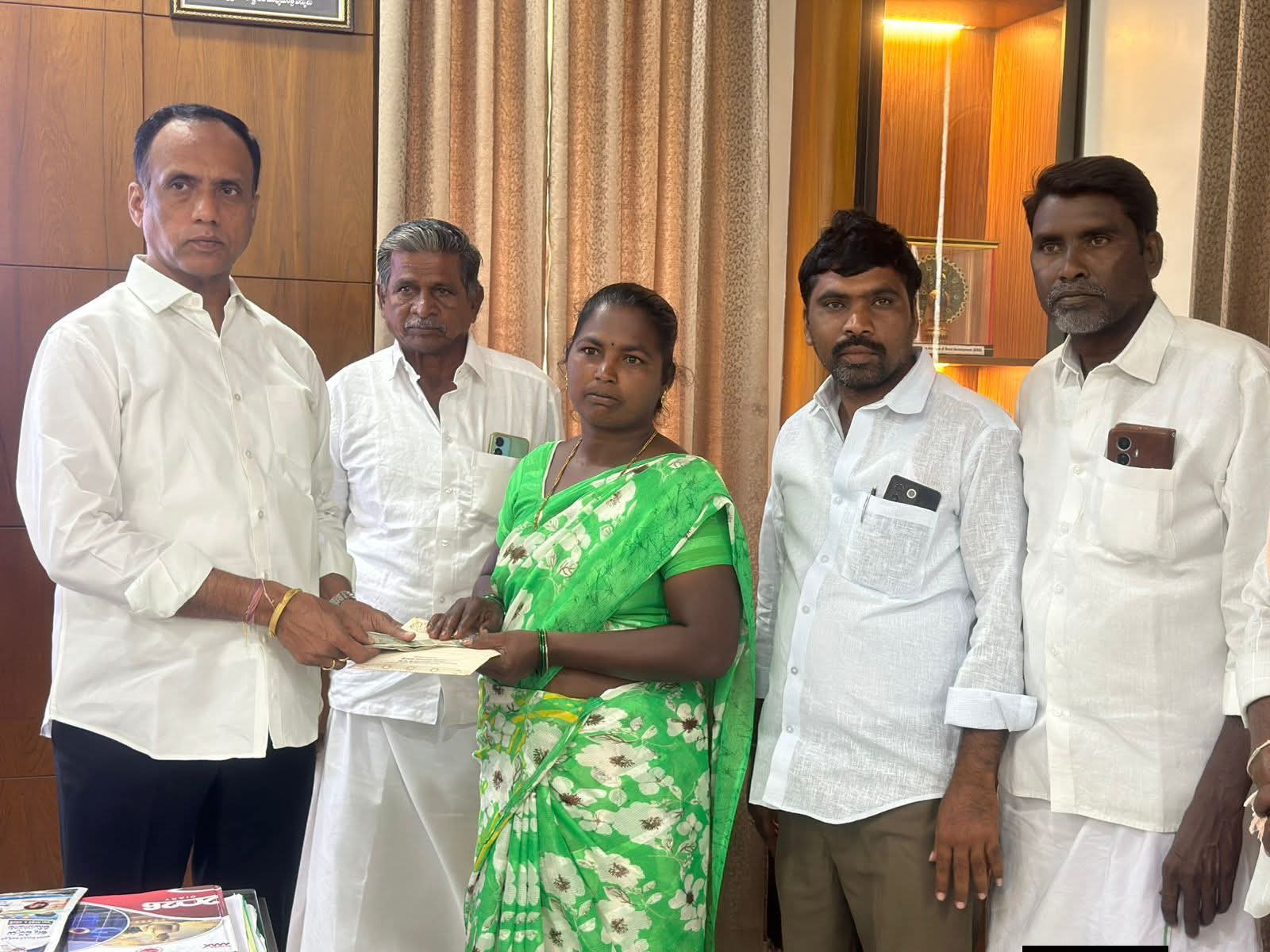 శ్రీదివ్య వివాహానికి రూ. 10 వేల ఆర్థిక సాయం