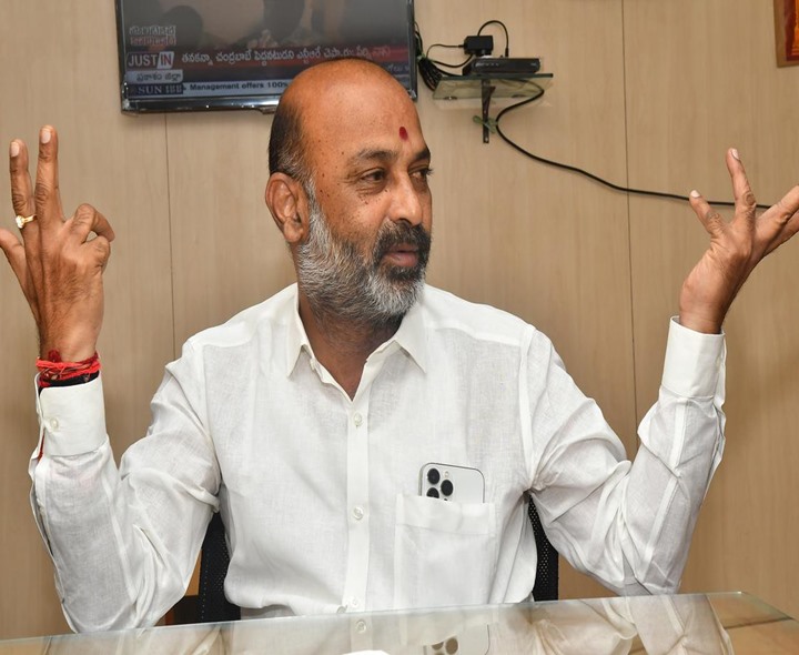 ఒవైసీ కాలేజీ కూల్చే దమ్ములేదా?: బండి సంజయ్