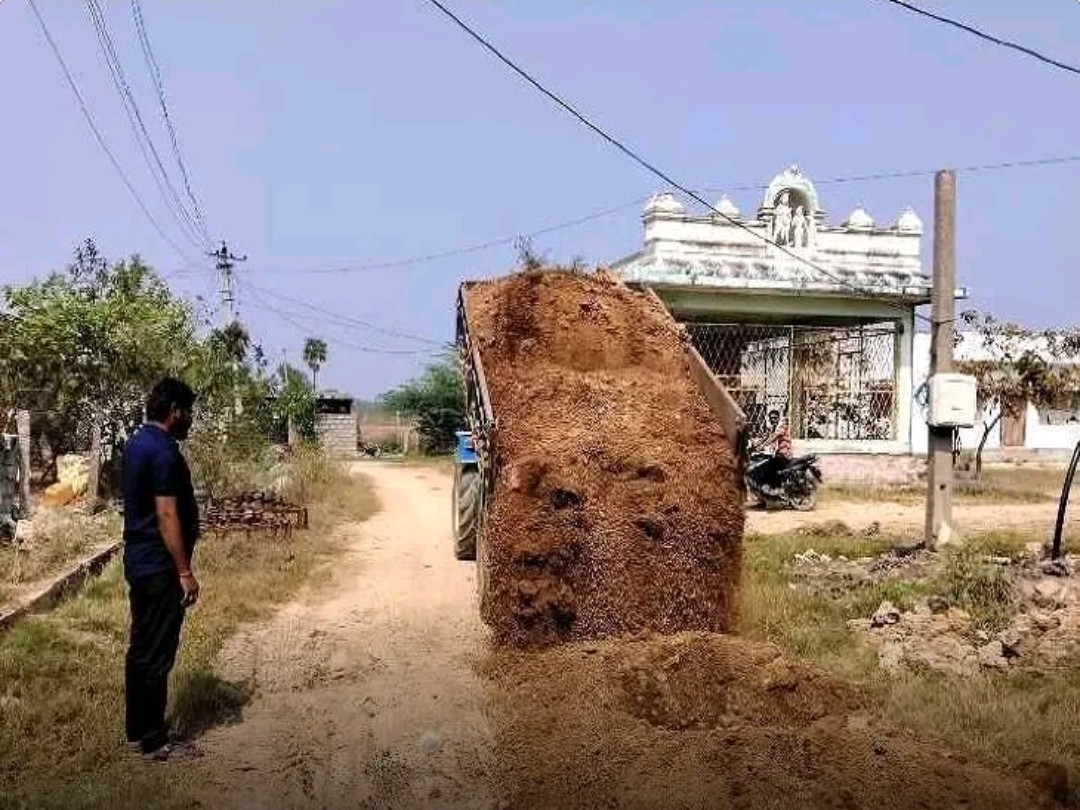 గుంతల రోడ్డును చదును చేయించిన సర్పంచ్