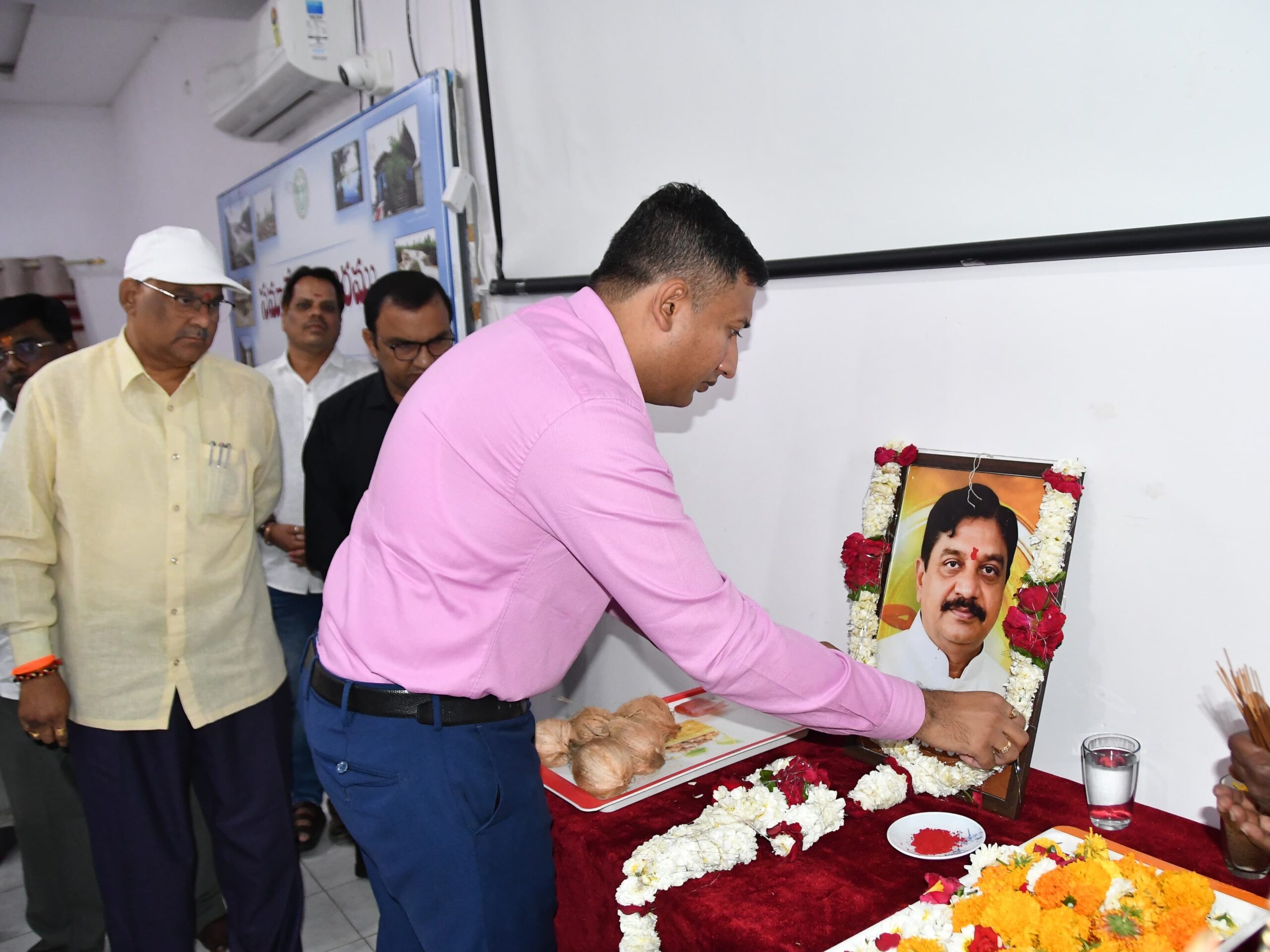 దుద్దిళ్ళ శ్రీపాద రావు సేవలు మరువలేనివి: కలెక్టర్