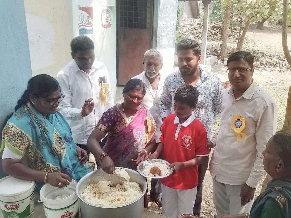 మధ్యాహ్న భోజనంను పరిశీలించిన సర్పంచ్