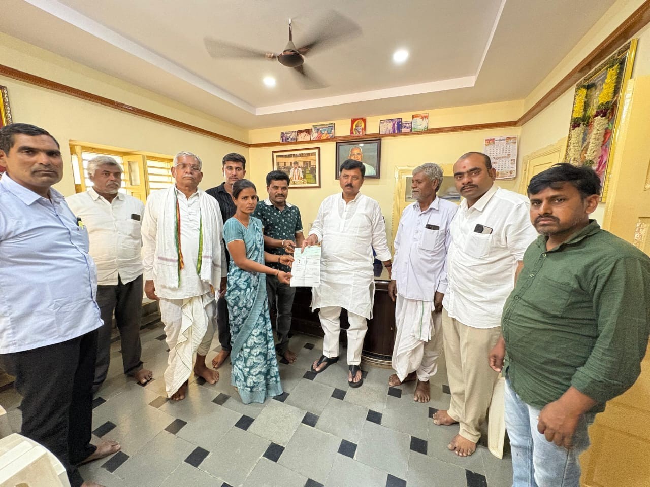 వివిధ పథకాల చెక్కులు అందజేత