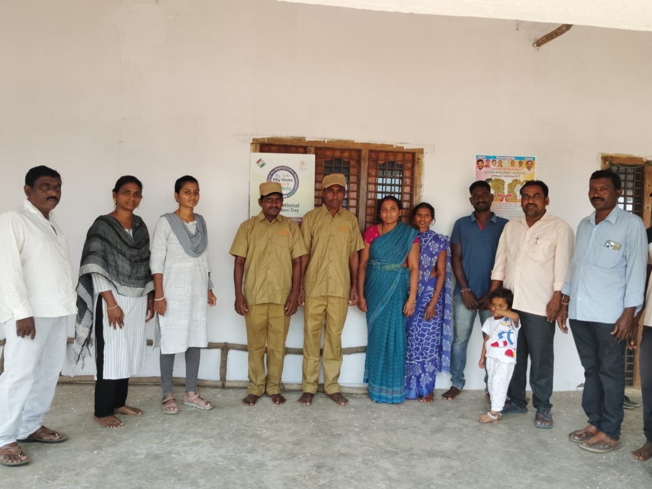 పంచాయతీ కార్మికులకు యూనిఫామ్‌‌‌ల అందజేత