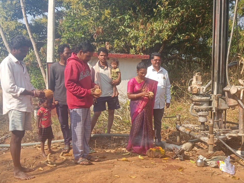 బోరు పనులకు సర్పంచ్ శంకుస్థాపన