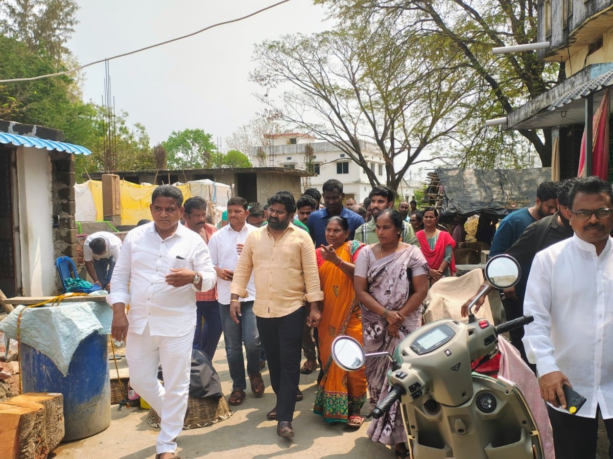 ఆక్రమణలపై ఎమ్మెల్యేకు ప్రజలు ఫిర్యాదు