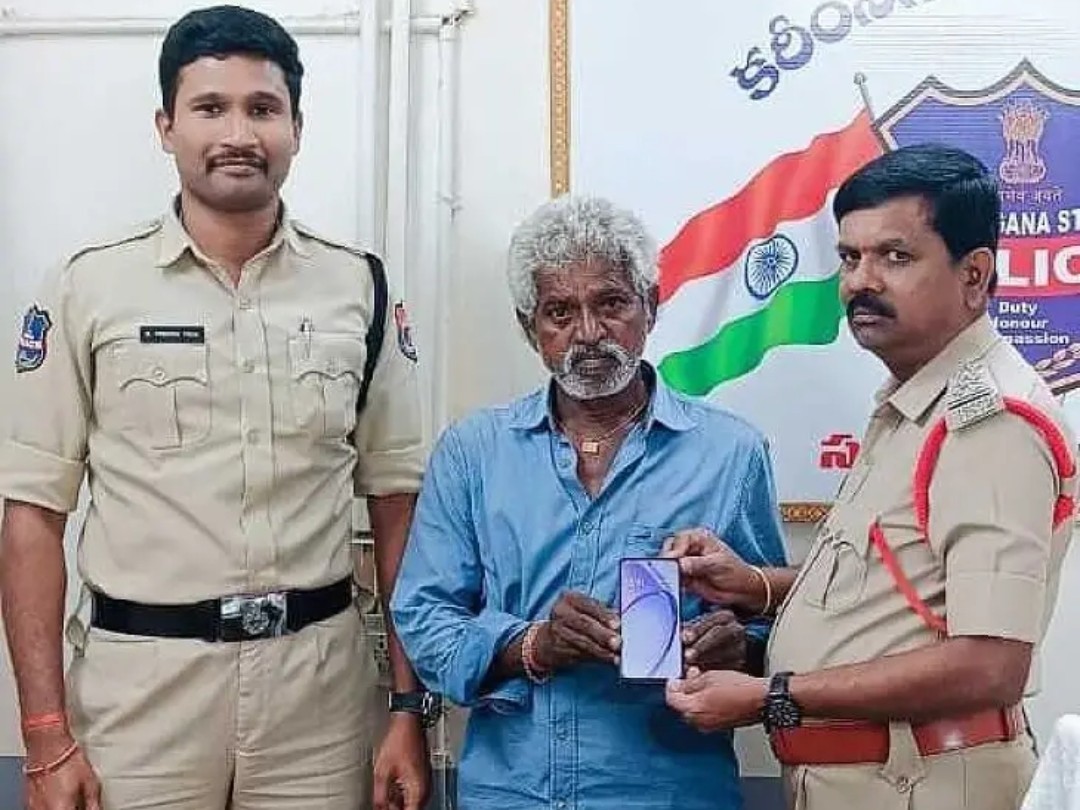 పోగొట్టుకున్న మొబైల్ ఫోన్ అందజేత