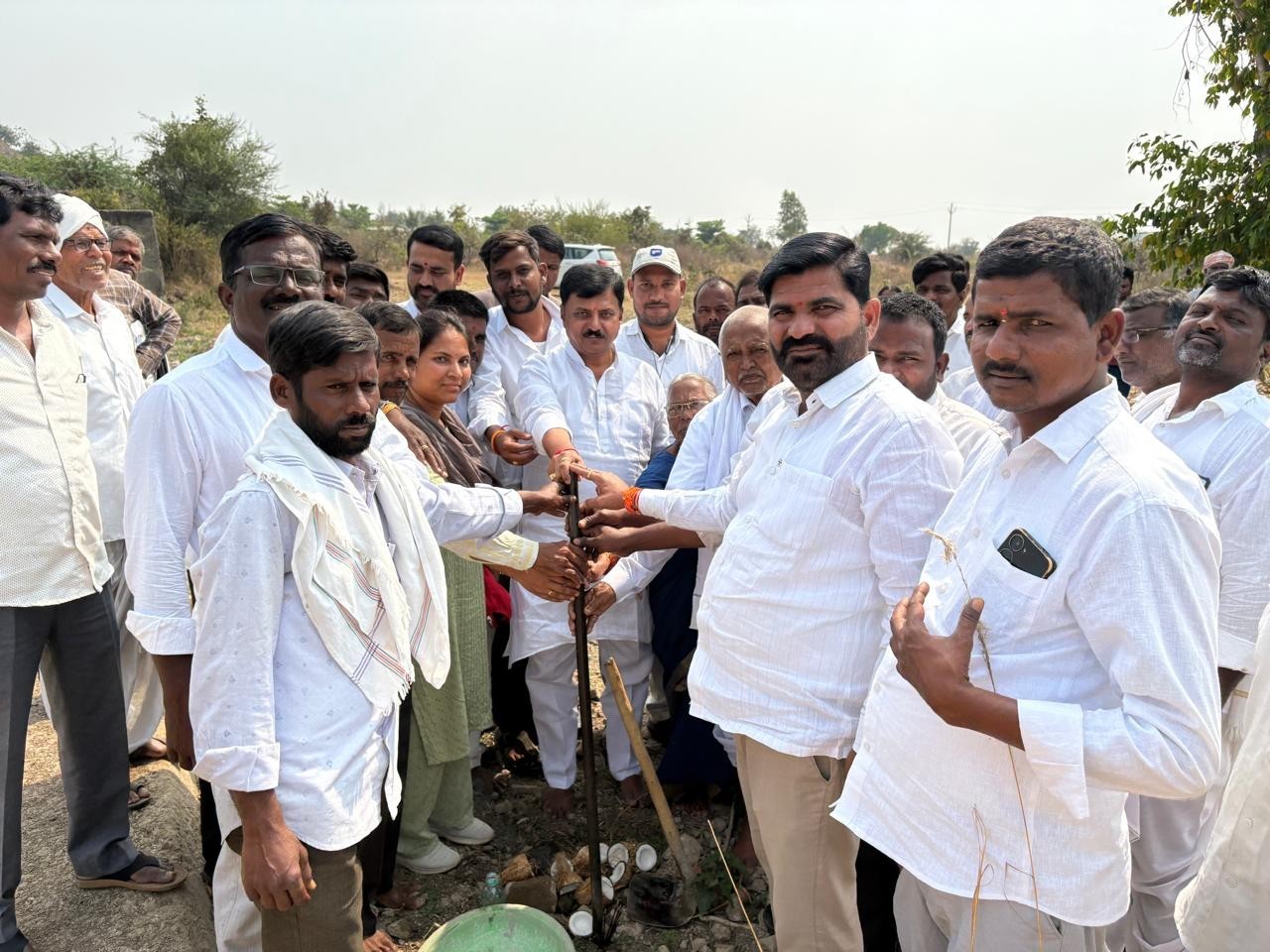 ఆయకట్టు మరమ్మతులకు ఎమ్మెల్యే శంకుస్థాపన