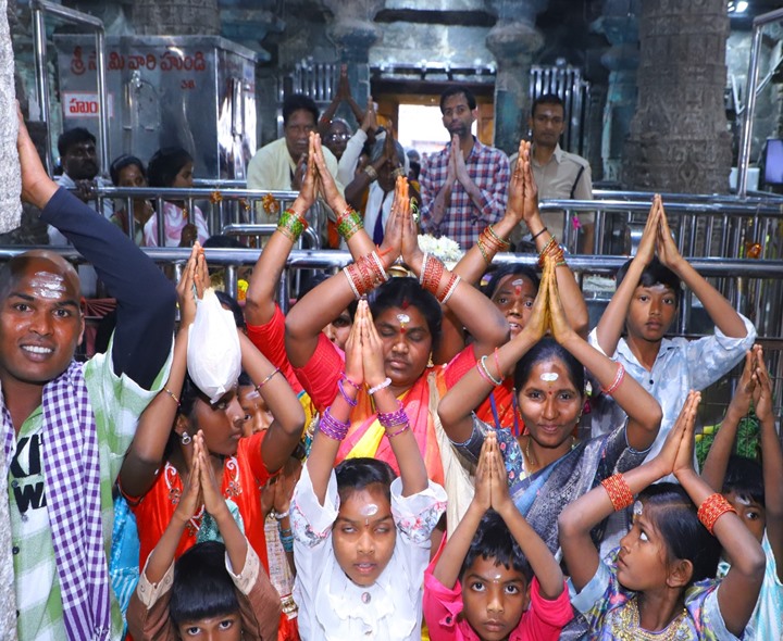 వేములవాడలో పోటెత్తిన భక్తులు