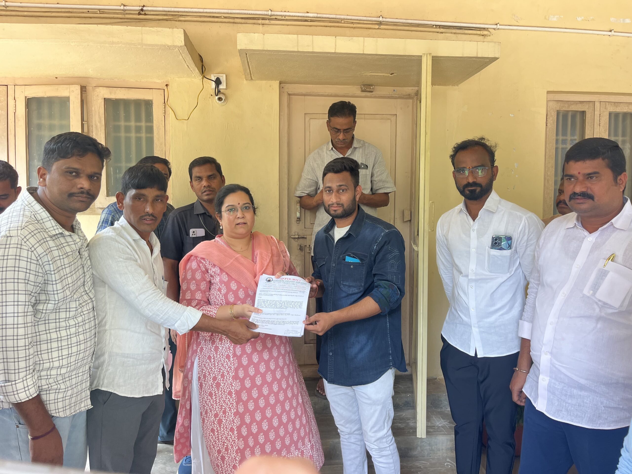 ‘ ఔట్సోర్సింగ్ ఉద్యోగుల సమస్యలు పరిష్కరించాలి’