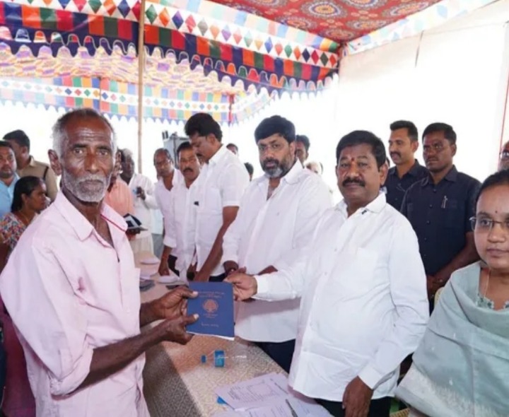 పాసు పుస్తకాల పంపిణీ కార్యక్రమంలో పాల్గొన్న మంత్రి