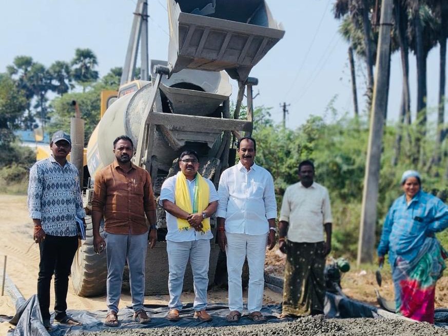 పెళ్ళేరులో సీసీ రోడ్డు పనులు ప్రారంభం